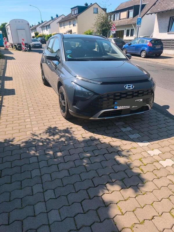 Grau Gebraucht 2022 Hyundai Bayon Trend SUV | 14.600 € (Superpreis) - Bild 1/4