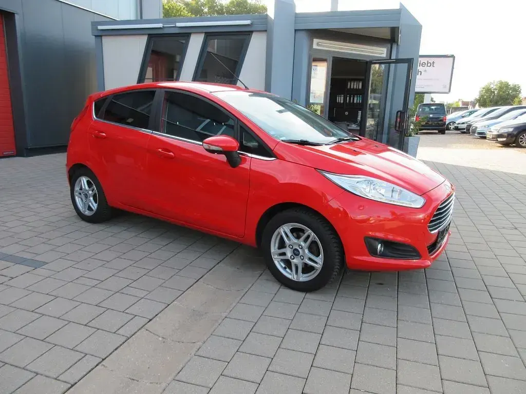 Gebraucht Ford Fiesta Titanium 125 PS (91 kW) 2014 Rot Kleinwagen