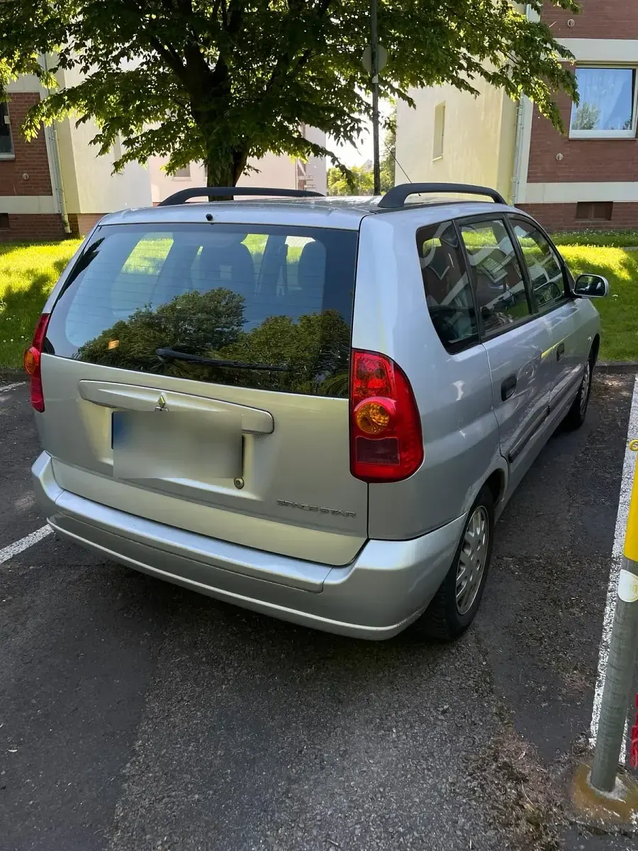 Begagnad Mitsubishi Space Star 98 HK (72 kW) 2003 Silver Minibuss