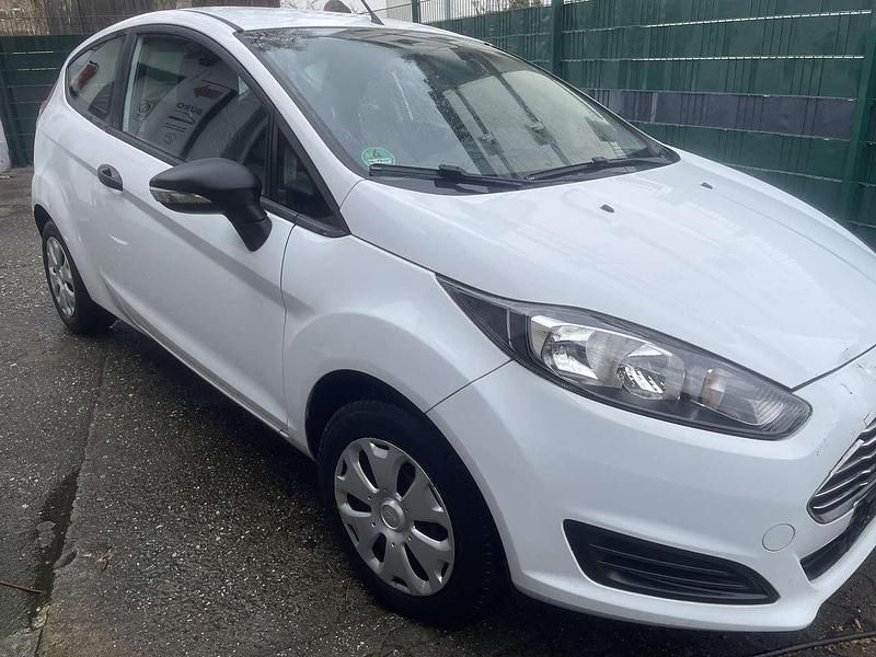 Gebraucht Ford Fiesta Ambiente 60 PS (44 kW) 2014 Frostweiß Kleinwagen