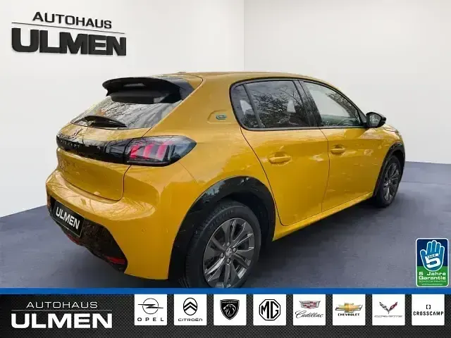 Gebraucht Peugeot e-208 Allure 100 kW (136 PS) 2023 Gelb Kleinwagen