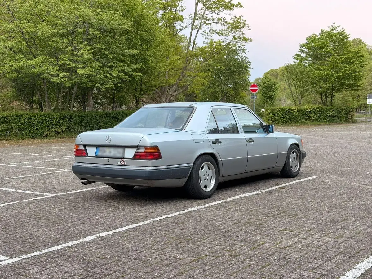 Używany Mercedes E220 150 KM (110 kW) 1993 Srebrny Sedan/Limuzyna