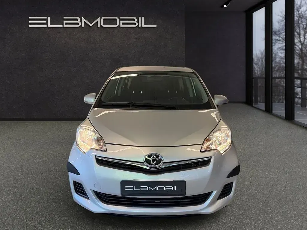 Gebraucht Toyota Verso-S Life 99 PS (72 kW) 2012 Silber Van / Kleinbus