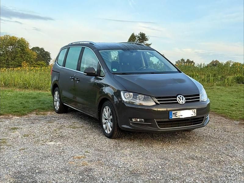 Grau Gebraucht 2017 VW Sharan Highline Van / Kleinbus | 16.300 € (Superpreis) - Bild 1/4