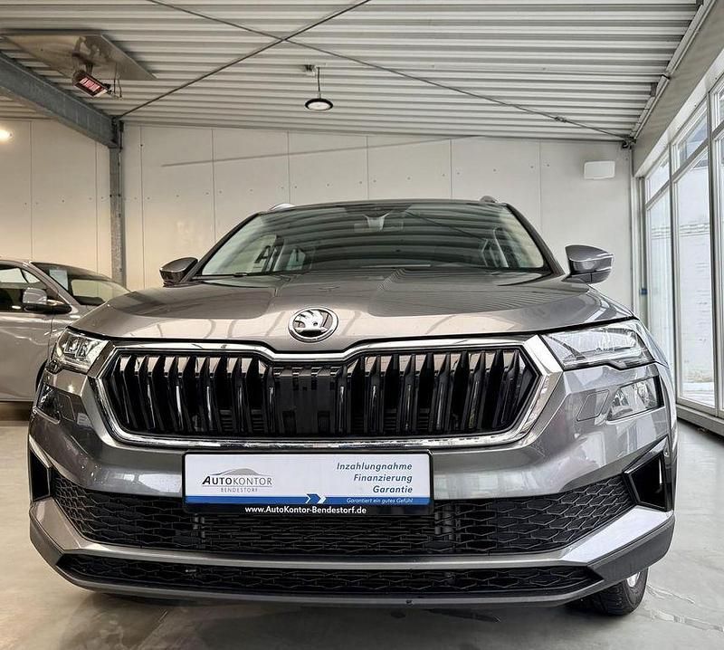 Graphitegrau Gebraucht 2024 Skoda Karoq Selection SUV | 26.970 € (Superpreis) - Bild 1/4