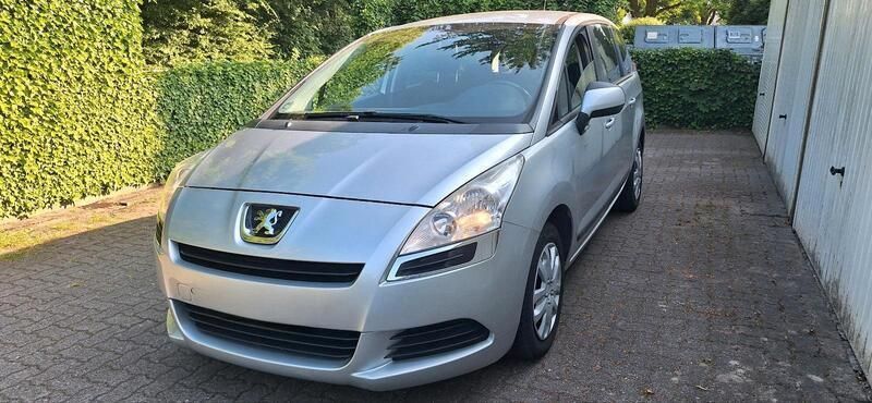 Silber Gebraucht 2010 Peugeot 5008 Van / Kleinbus | 2.799 € (Guter Preis) - Bild 1/4