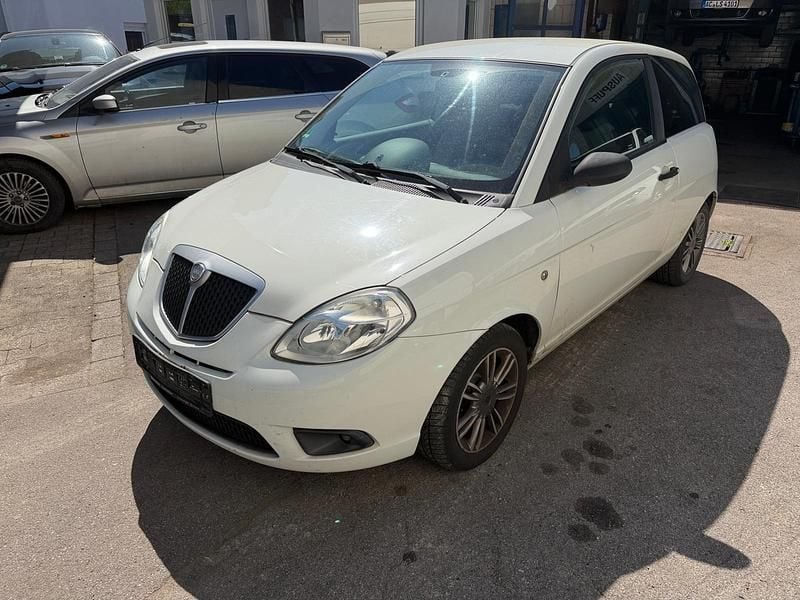 Second-hand Lancia Ypsilon 60 CP (44 kW) 2009 Andere farben Hatchback