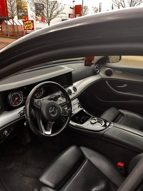Gebraucht Mercedes E220 196 PS (144 kW) 2018 Schwarz Limousine