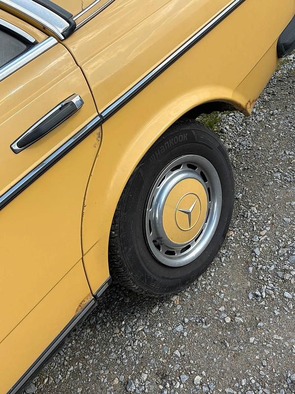 Gebraucht Mercedes 200 106 PS (77 kW) 1983 Gelb Limousine