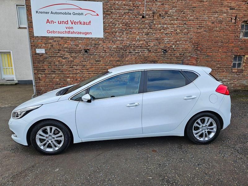 Gebraucht Kia Ceed Spirit 128 PS (94 kW) 2015 Weiß Kleinwagen