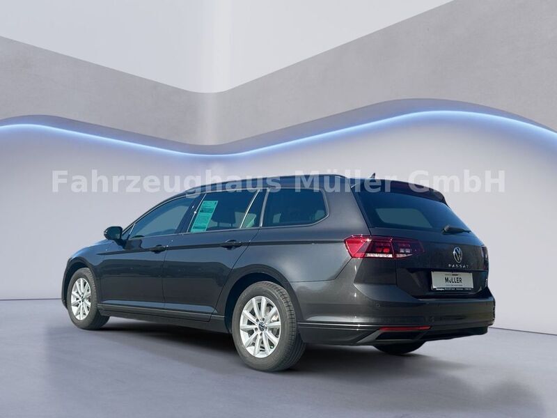 Usata VW Passat Basis 122 CV (89 kW) 2022 Grigio Station wagon
