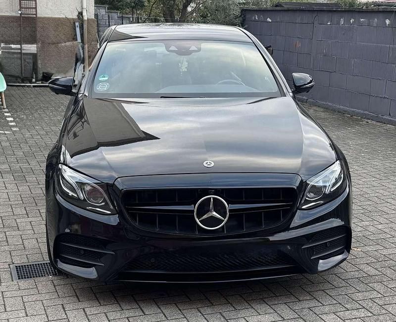 Schwarz Gebraucht 2018 Mercedes E350 AMG line Limousine | 33.999 € (Teuer) - Bild 1/4
