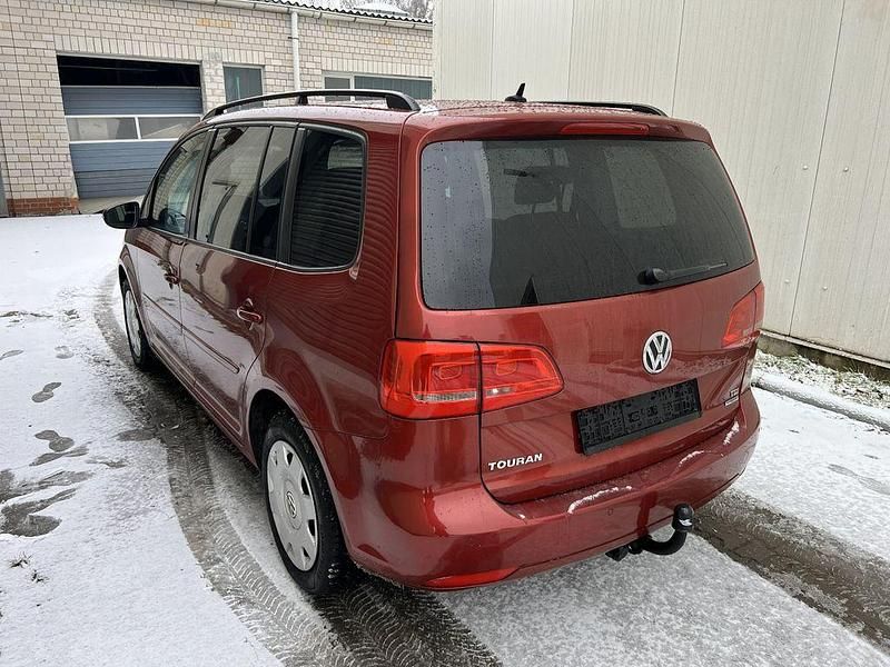 Gebraucht VW Touran Comfortline 105 PS (77 kW) 2014 Rot Van / Kleinbus