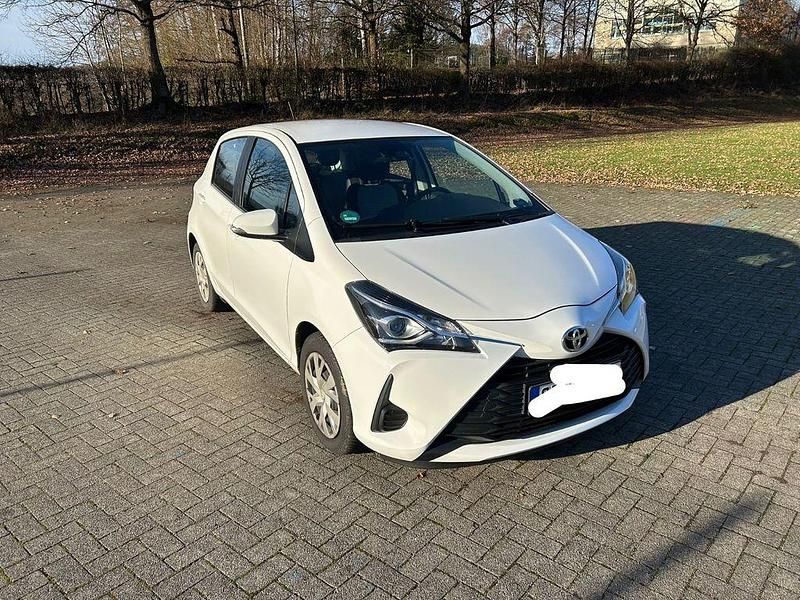 Weiß Gebraucht 2020 Toyota Yaris Comfort Limousine | 10.500 € (Guter Preis) - Bild 1/4
