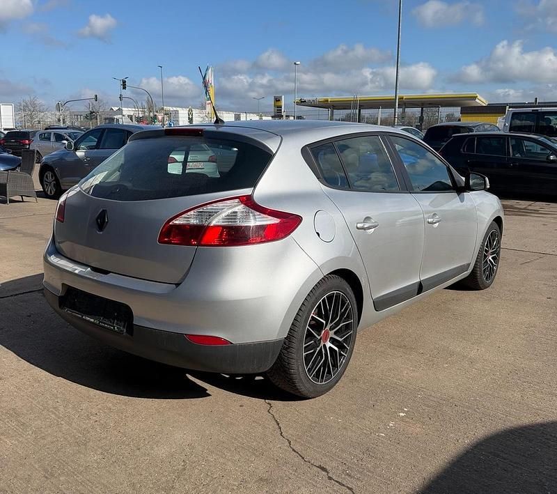 Gebraucht Renault Mégane 101 PS (74 kW) 2013 Silber Limousine