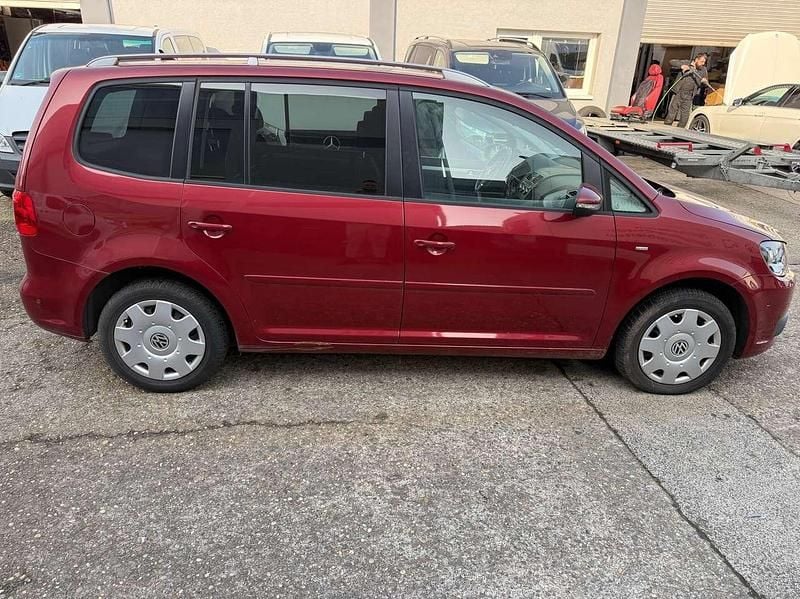 Gebraucht VW Touran Cup 105 PS (77 kW) 2014 Wild cherry red metallic Van / Kleinbus