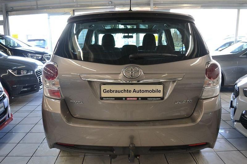 Gebraucht Toyota Verso Skyview Edition 111 PS (81 kW) 2015 Grau Van / Kleinbus