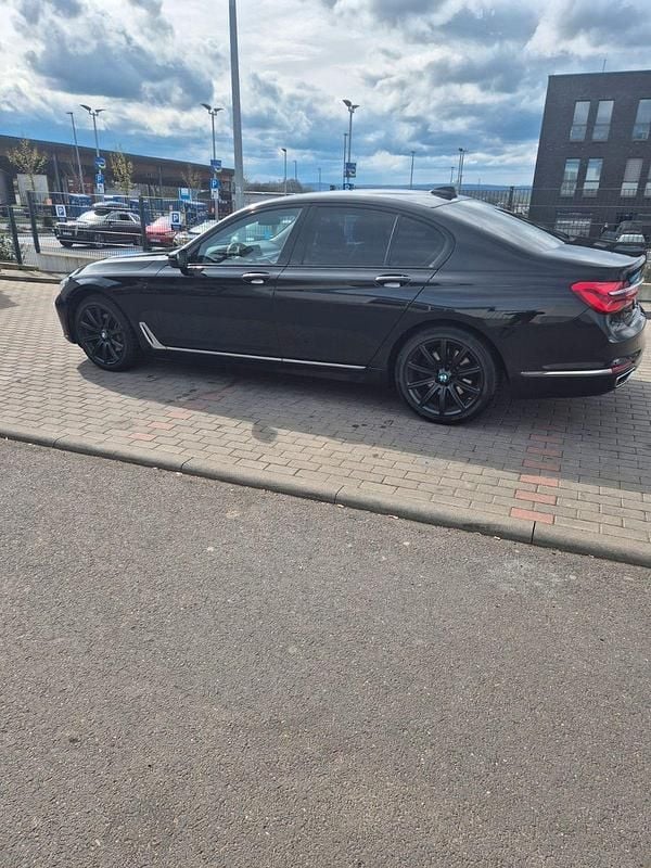 Gebraucht BMW 730 265 PS (194 kW) 2016 Schwarz Limousine