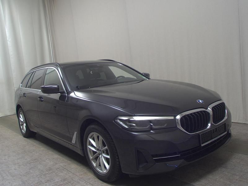 Gebraucht BMW 520 Performance 190 PS (139 kW) 2023 Grau Kombi
