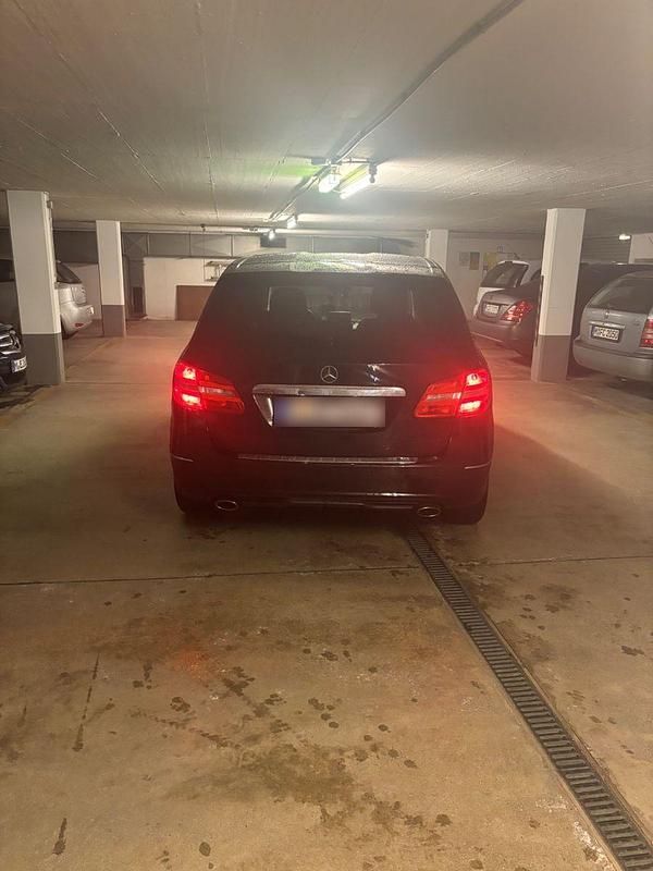 Gebraucht Mercedes B180 122 PS (89 kW) 2012 Schwarz Van / Kleinbus