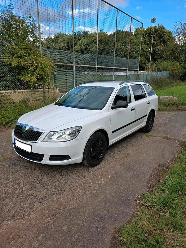 Weiß Gebraucht 2012 Skoda Octavia Kombi | 4.900 € (Guter Preis) - Bild 1/4