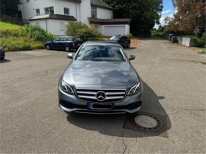 Grau Gebraucht 2018 Mercedes E200 Limousine | 25.450 € (Fairer Preis) - Bild 1/4
