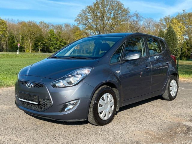 Grau Gebraucht 2017 Hyundai ix20 YES! Van / Kleinbus | 4.490 € (Superpreis) - Bild 1/4