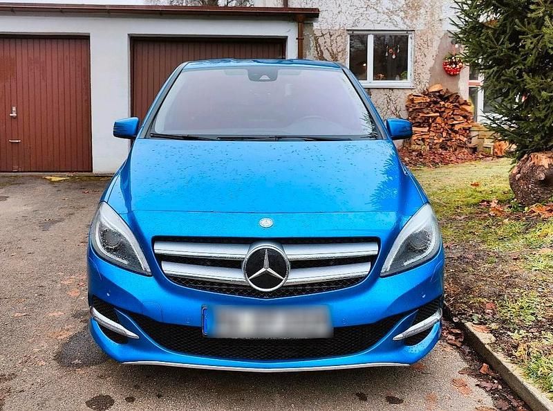 Blau Gebraucht 2016 Mercedes B250e Van / Kleinbus | 12.999 € - Bild 1/4