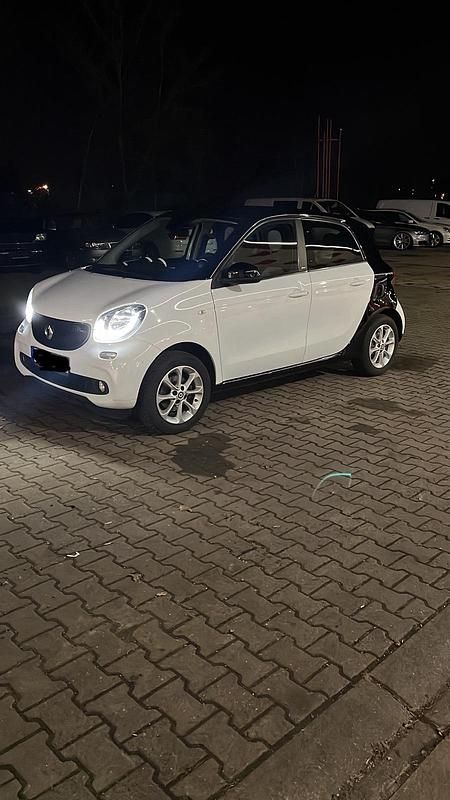 Weiß Gebraucht 2015 Smart ForFour Passion Kleinwagen | 14.900 € - Bild 1/4
