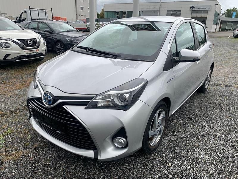 Platinsilber metallic Gebraucht 2015 Toyota Yaris Hybrid Comfort Limousine | 12.900 € (Fairer Preis) - Bild 1/4