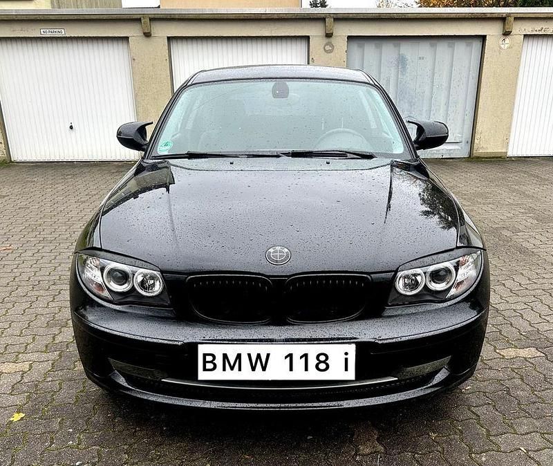 Schwarz Gebraucht 2010 BMW 118 Sport Line Kleinwagen | 3.800 € (Superpreis) - Bild 1/4