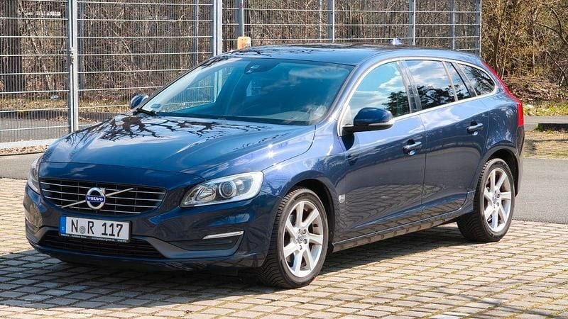 Gebraucht Volvo V60 181 PS (133 kW) 2014 Blau Kombi