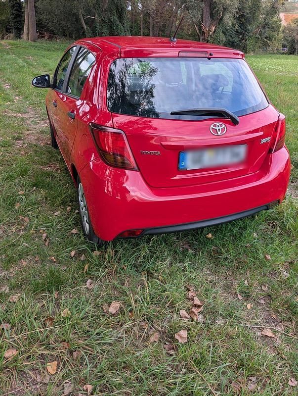 Rot Gebraucht 2015 Toyota Yaris Kleinwagen | 6.400 € (Fairer Preis) - Bild 1/4