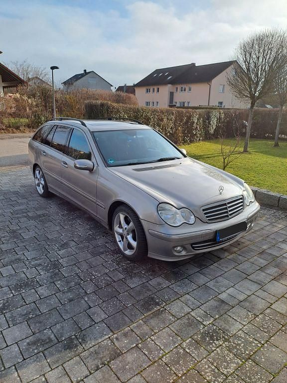 Grau Gebraucht 2005 Mercedes C180 Avantgarde Limousine | 3.290 € (Fairer Preis) - Bild 1/4