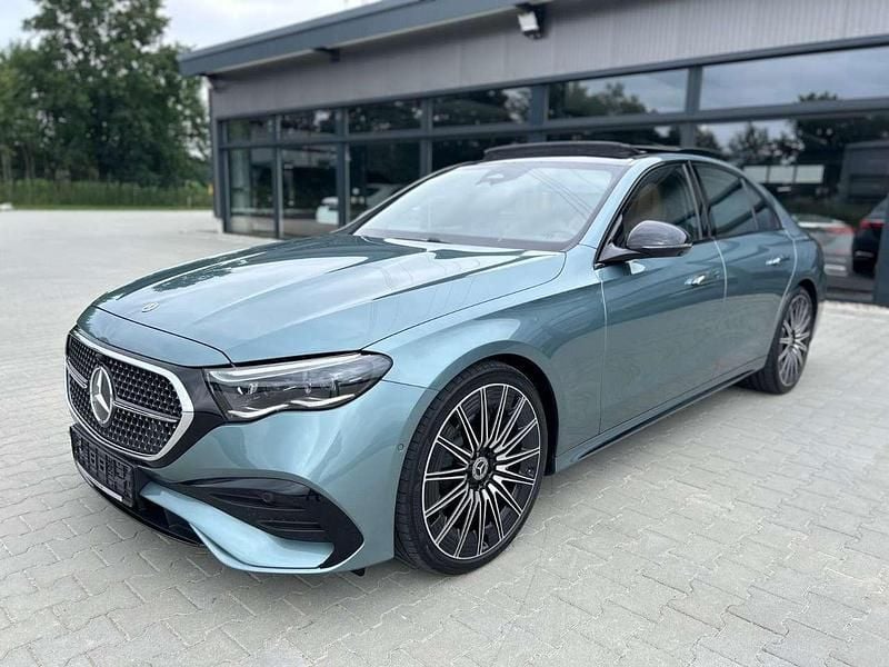 Verde silber Gebraucht 2025 Mercedes E450 Premium Limousine | 84.989 € (Superpreis) - Bild 1/4
