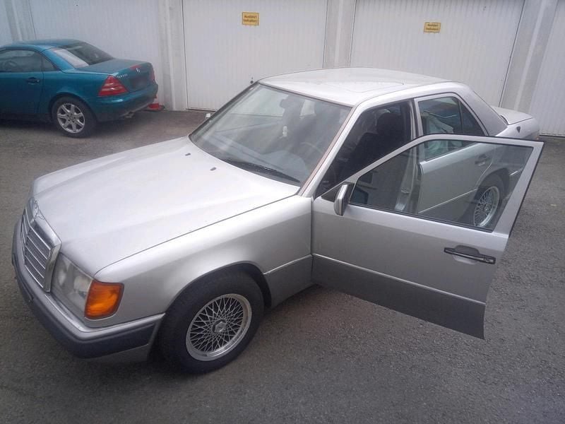 Second-hand Mercedes E260 118 CP (86 kW) 1991 Argintiu Berlinǎ