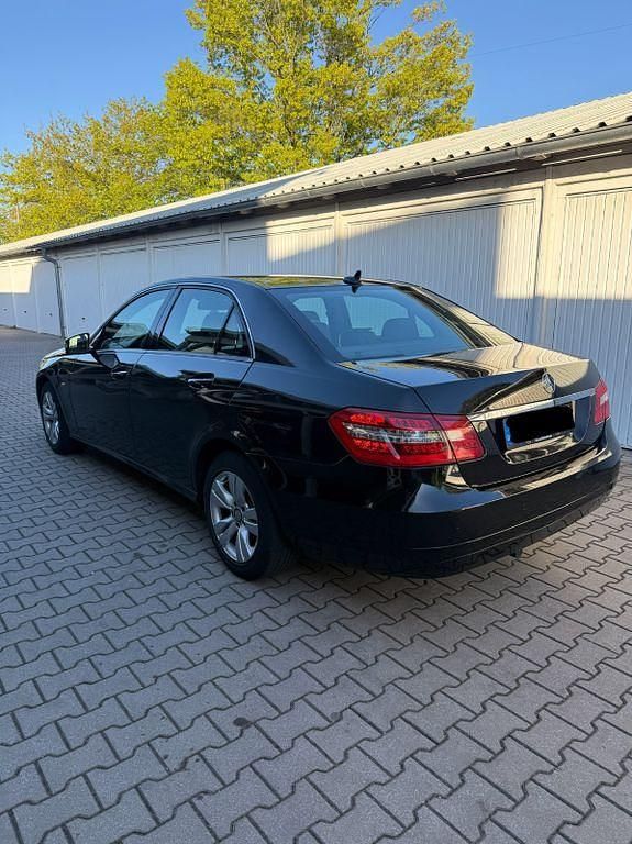 Gebraucht Mercedes E220 170 PS (125 kW) 2011 Schwarz Limousine