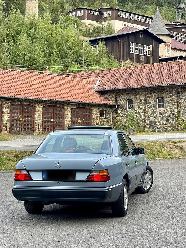 Gebraucht Mercedes E230 130 PS (95 kW) 1993 Blau Limousine