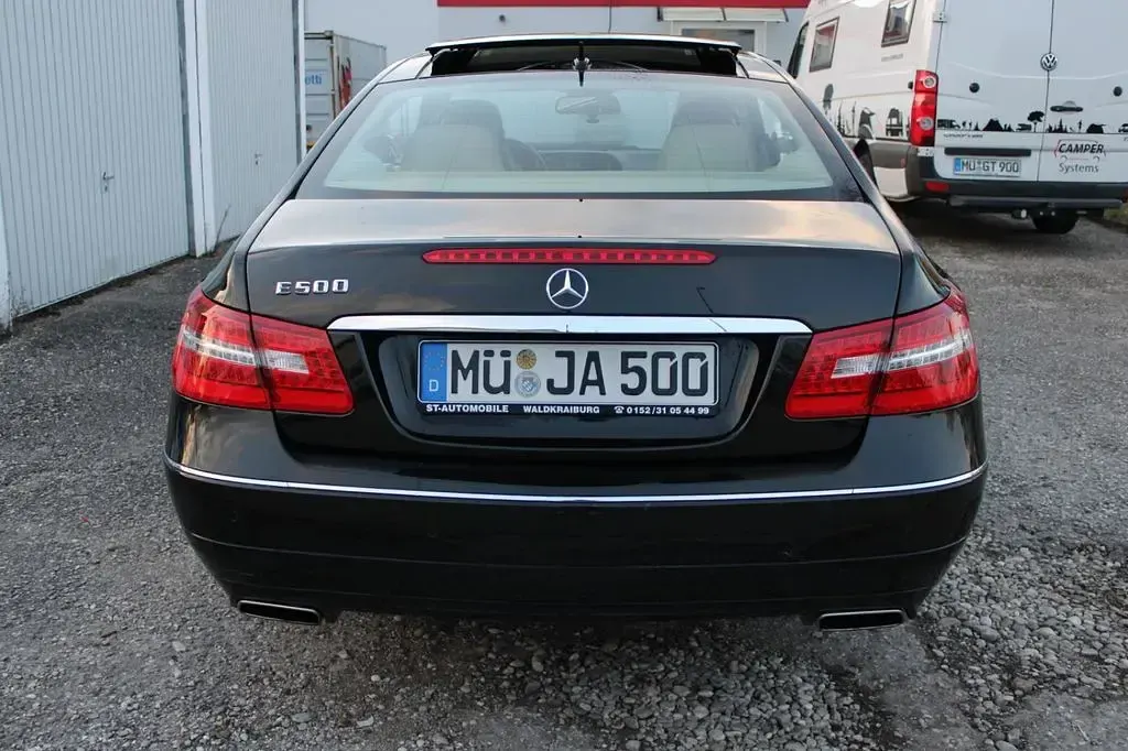 Gebraucht Mercedes E500 Avantgarde 387 PS (284 kW) 2010 Schwarz Coupé
