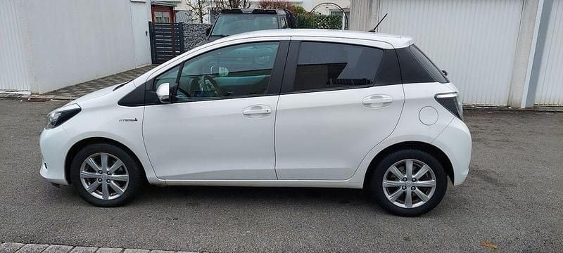 Weiß Gebraucht 2014 Toyota Yaris Hybrid Limousine | 8.600 € (Guter Preis) - Bild 1/4