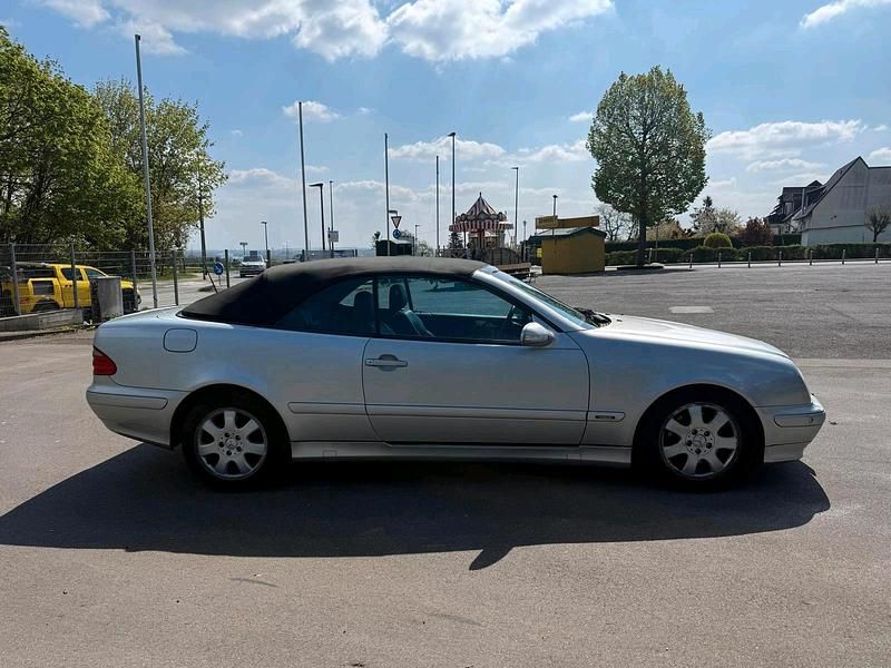 Gebraucht Mercedes CLK230 193 PS (141 kW) 2000 Silber Cabrio