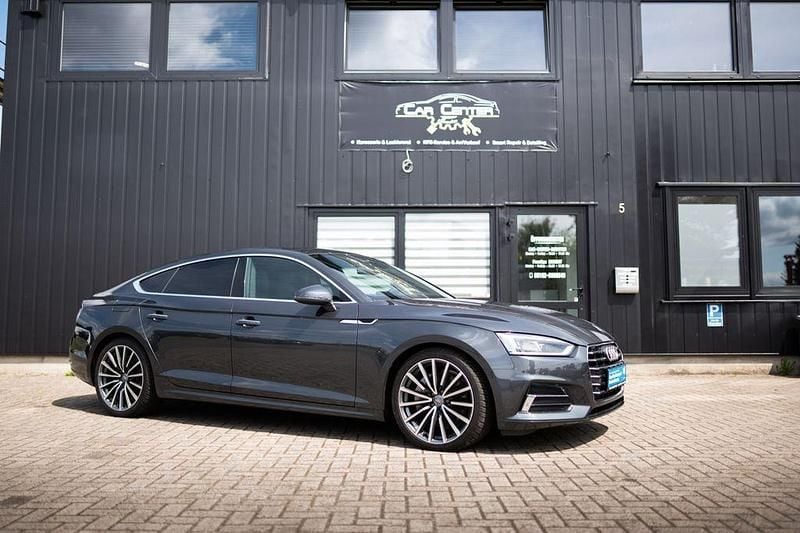 Grau Gebraucht 2019 Audi A5 Sportback Sport Limousine | 31.200 € (Fairer Preis) - Bild 1/4