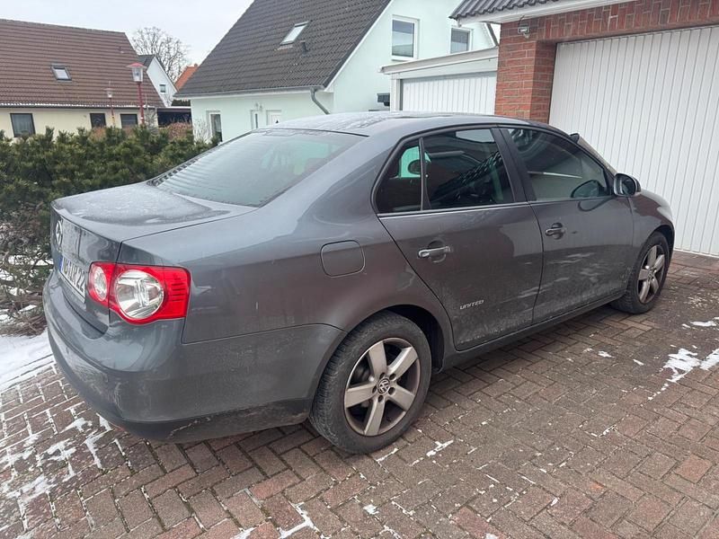 Gebraucht VW Jetta 102 PS (75 kW) 2009 Grau Limousine