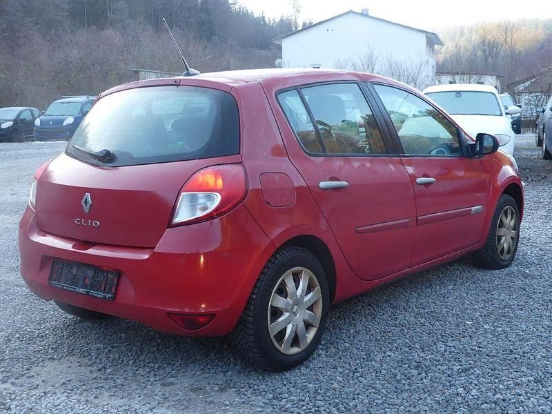Gebraucht Renault Clio III Dynamique 101 PS (74 kW) 2011 Rot Limousine