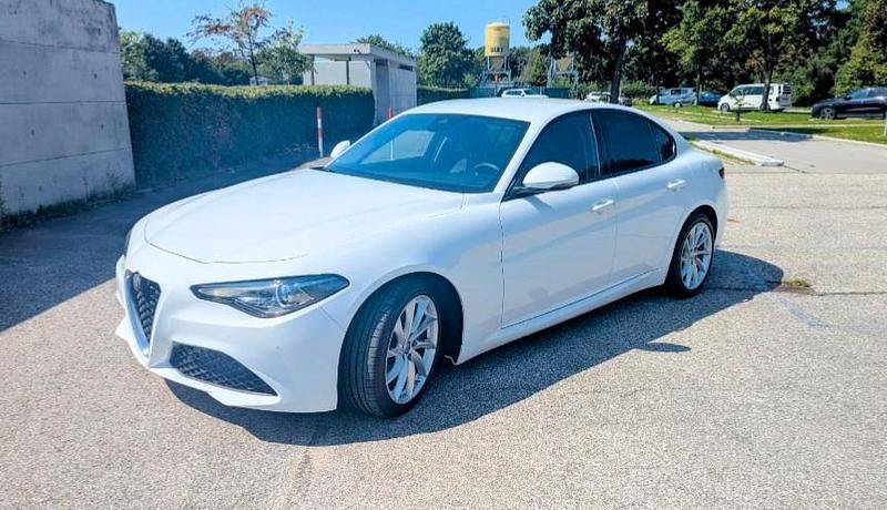Weiß Gebraucht 2018 Alfa Romeo Giulia Limousine | 17.999 € (Fairer Preis) - Bild 1/4