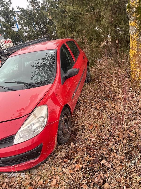 Gebraucht Renault Clio II 75 PS (55 kW) 2007 Rot Kleinwagen