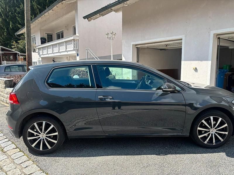 Grau Gebraucht 2018 VW Golf VII Comfortline Limousine | 11.800 € (Fairer Preis) - Bild 1/4