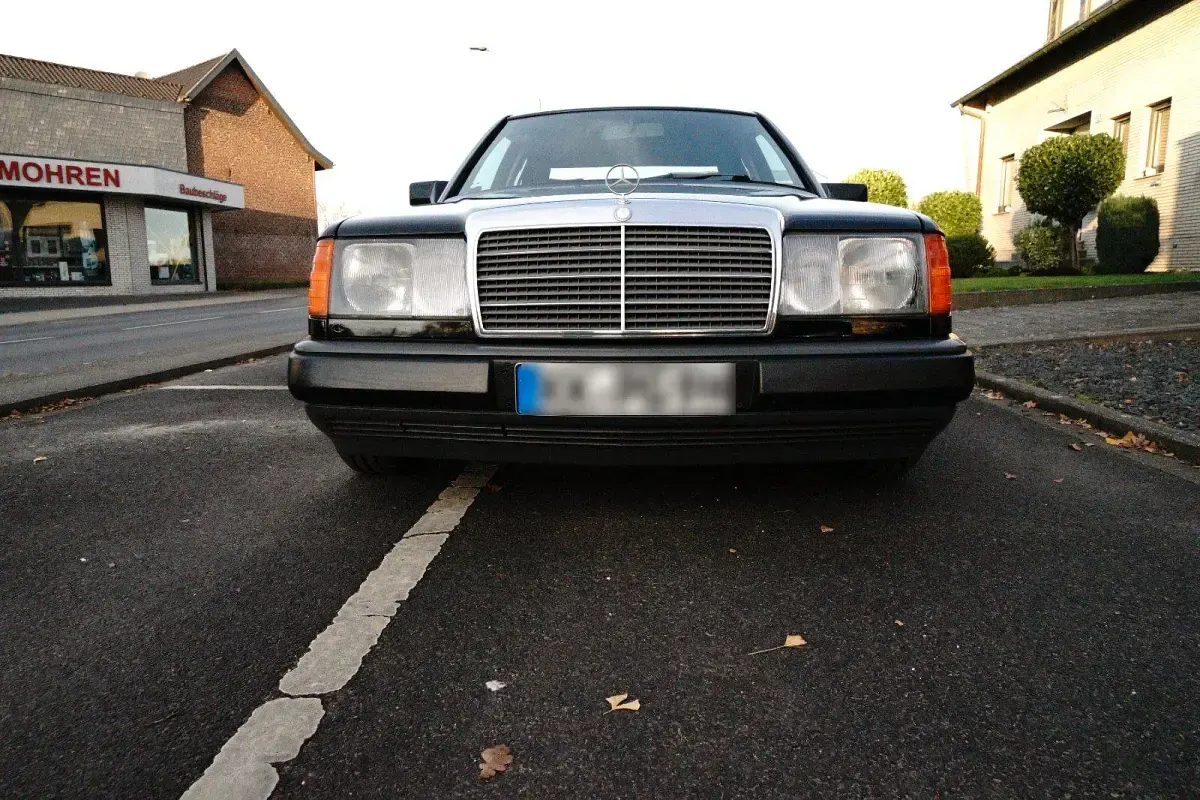 Gebraucht Mercedes E300 180 PS (132 kW) 1989 Schwarz Limousine