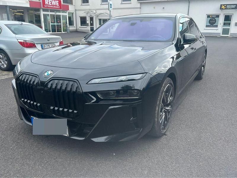 Schwarz Gebraucht 2023 BMW 740 M Sport Limousine | 91.000 € (Fairer Preis) - Bild 1/4