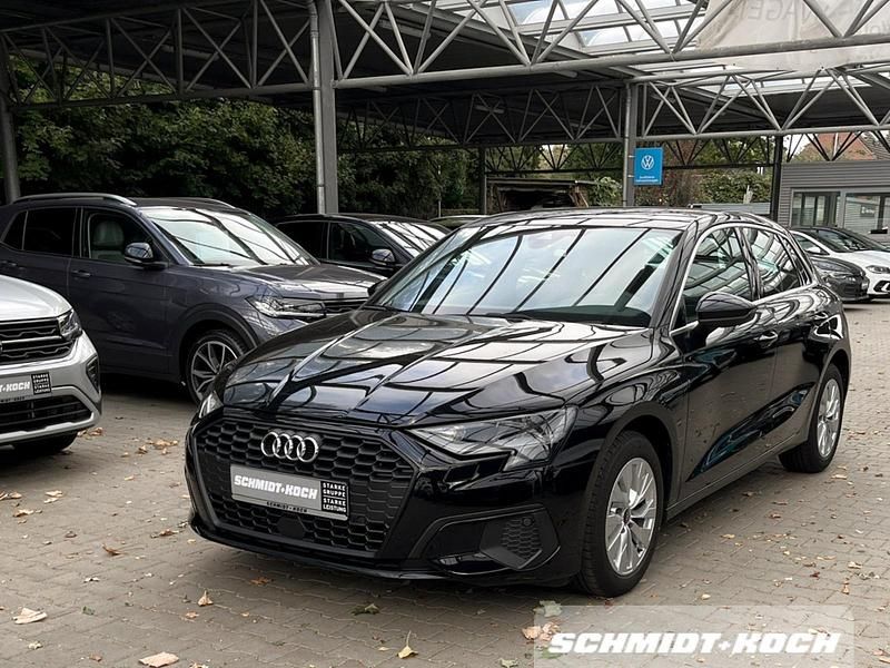 Brillantschwarz (schwarz) Gebraucht 2024 Audi A3 Sportback e-tron Basis Kleinwagen | 29.730 € - Bild 1/4